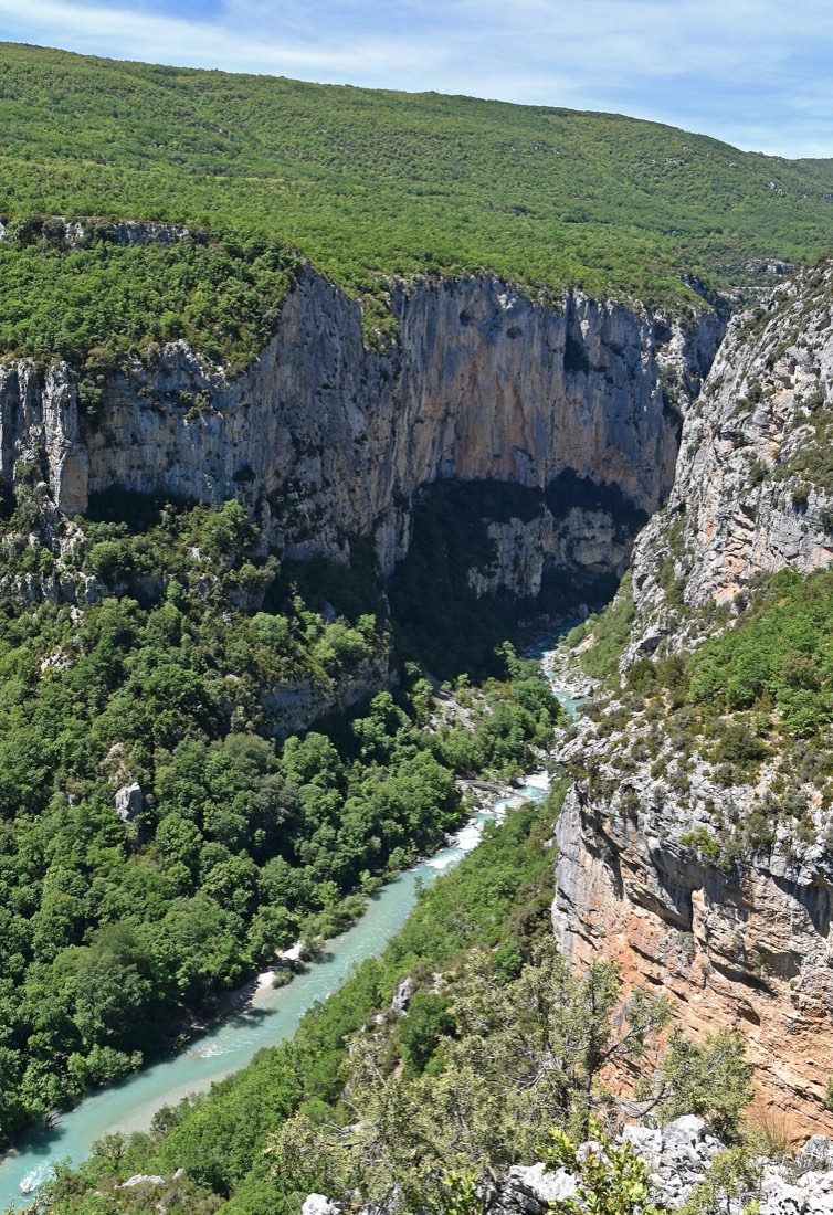 Le sentier Blanc-Martel taillé dans la paroi des gorges du Verdon, au-dessus de la rivière