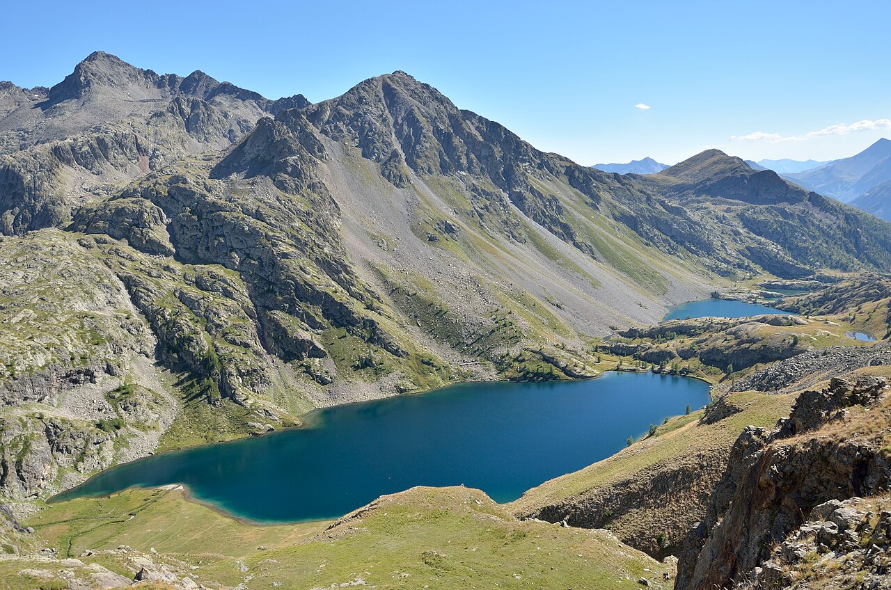 Les lacs de Vens, leurs eaux d'altitude et les crêtes du massif du Mercantour