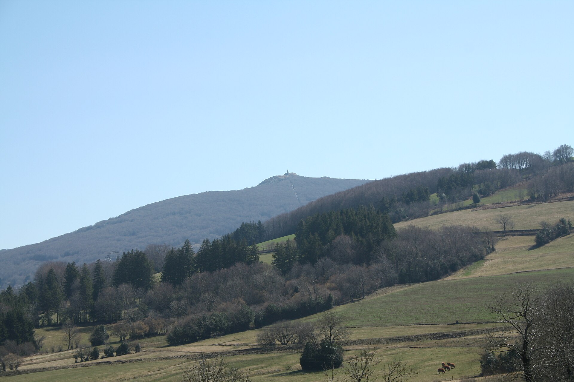 Le sommet du Roc de Montalet, dans les monts de Lacaune, avec sa statue de la Vierge surplombant les hauts pâturages du Tarn