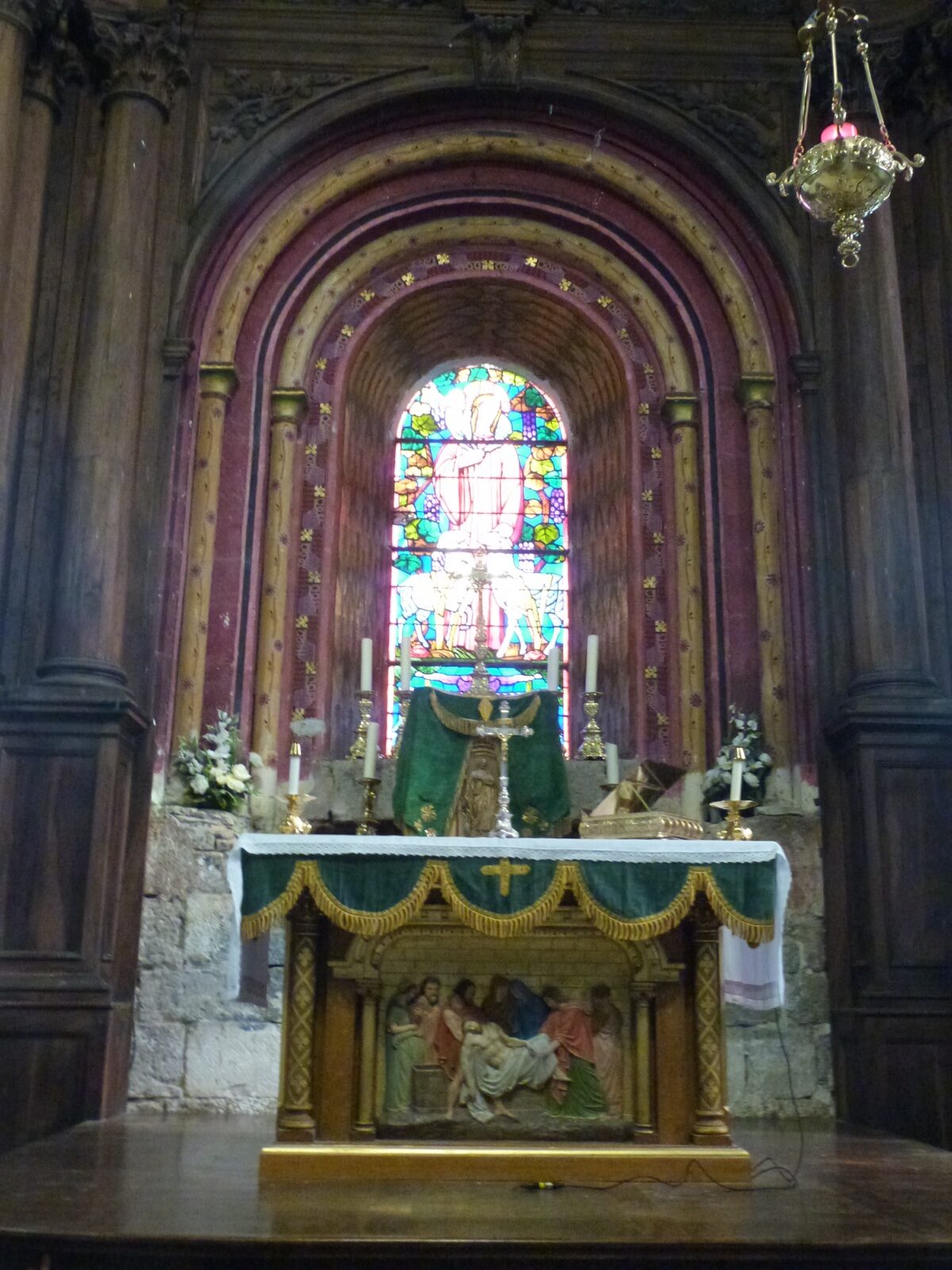 Basilique Saint-Sauveur de Rocamadour adossée à la falaise, au-dessus de la vallée de l'Alzou