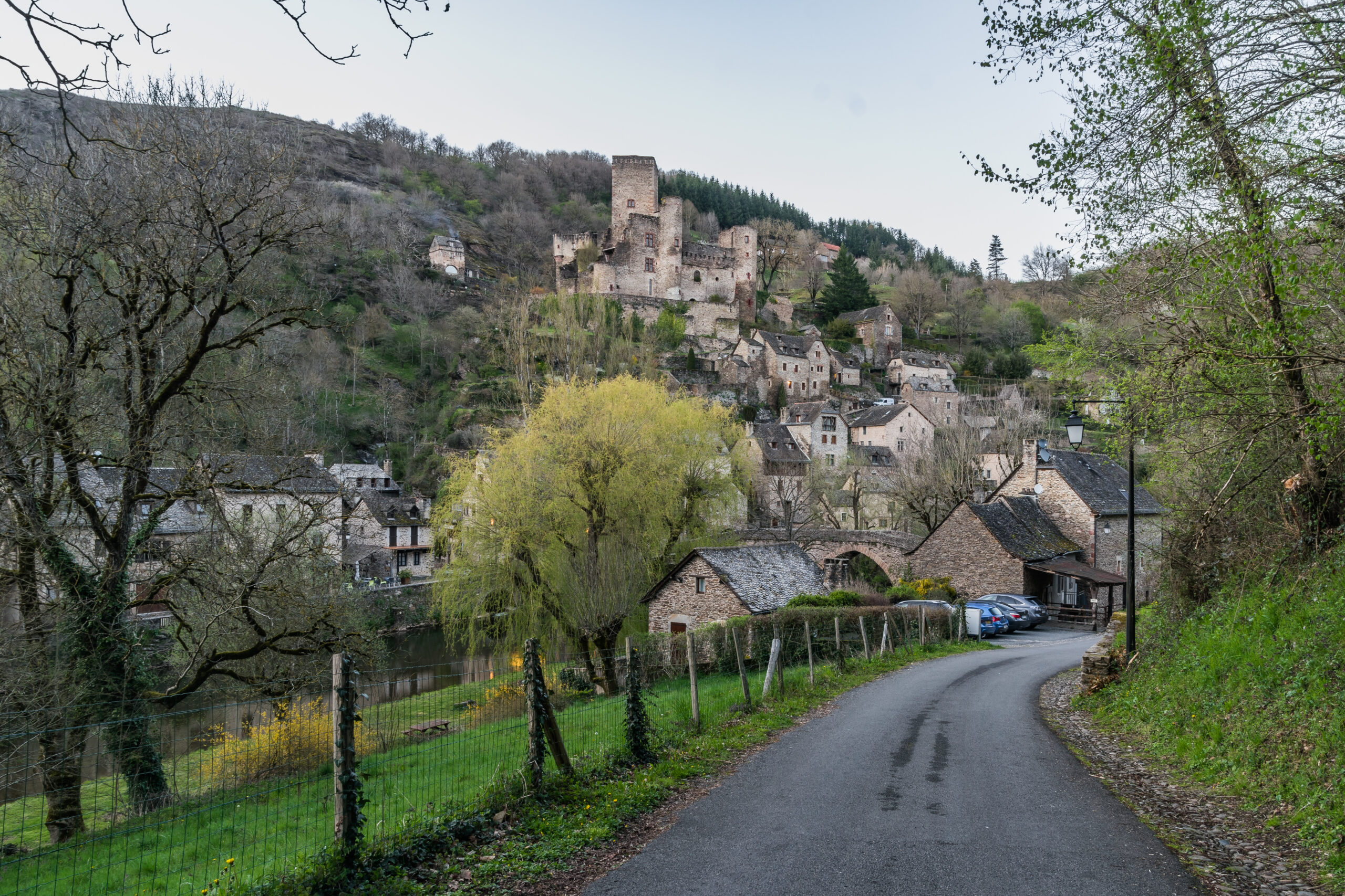 Le village de Belcastel au bord de l'Aveyron