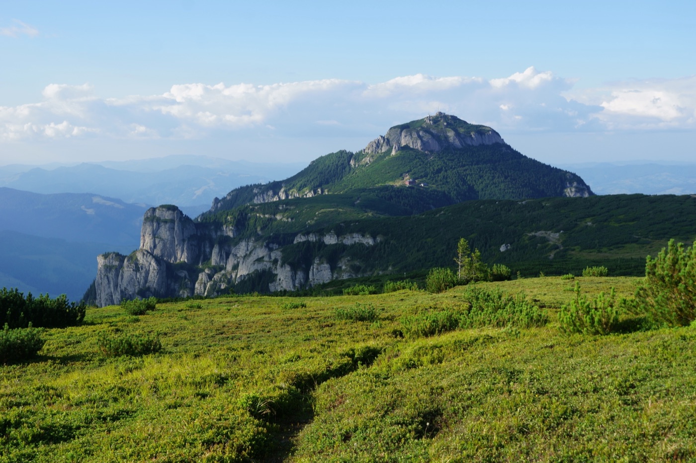 Sommet du Vârful Toaca (1 904 m) dans les monts Ceahlău, Carpates orientales